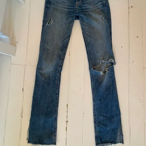 LÅGMIDJADE HOLLISTER JEANS - jättesnygga super stretchiga hollister jeans. Jättebra passform. Har varit mina favorit jeans i mer än två års tid därav väl använda men inget man märker. Lågmidjade och trendiga. Klippta där nere så man får straight leg/bootcut. Säljs pga för små.💞💞💞💞💞💞