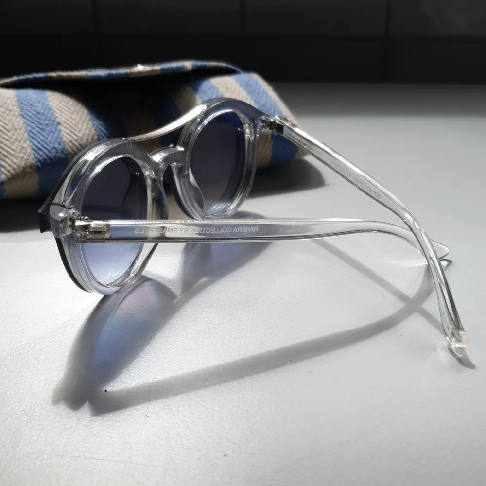 Transparenta solbrillor i blå/rosa skimmer med blåvit-randigt fodral, nästan oanvända✨ köparen står för frakten, skriv vid frågor✨. Accessoarer.