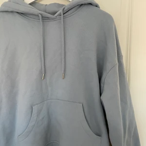 Blå/grå Hoodie   - Väldigt mjuk och fin hoodie i bra skick