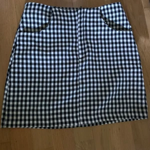 Rutig kjol - Jättefin rutig kjol som sitter superfint. Frakt ingår ej