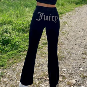 Juicy Couture - Köptes för 750 plus frakt på urban outfitters och dem är i väldigt bra skick alla diamanter är kvar, har även koftan till💕