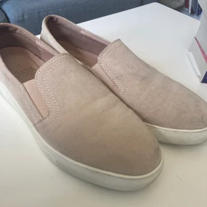 Nude sneakers  - Snygga slip-in sneakers från Dasia