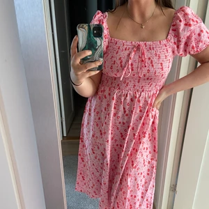 Oanvänd klänning - Superfin klänning som passar perfekt till midsommar, har aldrig kommit till användning för mig❤️