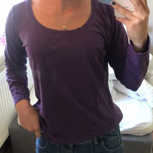 lila tröja - väldigt skön och tunn långärmad lila tröja med fin skurning