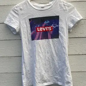 Snygg vit Levis-T-shirt med vintage tryck