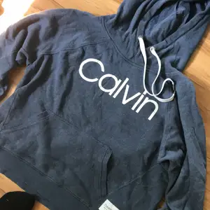 Blå Calvin Klein hoodie. Knappt använd (kanske bara en enstaka gång) ifrån USA 