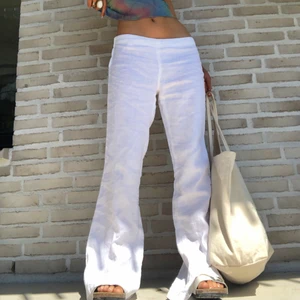 Linnebyxor  - Säljer dessa linnebyxor i bra skick!! Köpta second hand i storlek 42, skulle säga att de är S eller 34-36🤎 fraktar för 44kr eller 66kr (spårbart), kan även mötas upp i Fridhemsplan:) ❤️