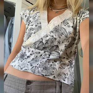 Mönstrad topp - Sommartopp från indiska tidigt 2000-tal💝 som med låfmidjade jeans och converse är the move 