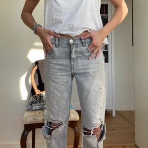 Mango-jeans - Grå jeans med hål på båda knäna, low/mid-waist. Storlek 34 men skulle säga att de passar bra på 36 också. Jag är 164 som referens. <33