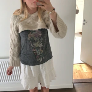 Kabelstickad ärmtröja med huva - Supertrendig kabelstickad ärmtröja med huva säljs💓💓skriv för fler bilder❕