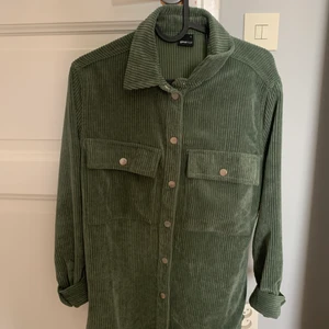 Skjortjacka, Gina Tricot, S - En grön manchester skjortjacka i storlek S från Gina. Går att använda både som jacka på sommaren samt skjorta på vintern. Använd ett fåtal gånger, säljer pga använder ej längre. Köpt för 399:-, säljer för 150:-. Köparen står för frakten!