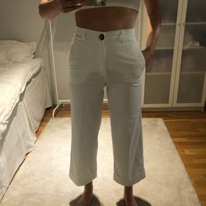 Urballa vita byxor från Zara i storlek Xs. Jag är 170cm och det är i en kortare modell. Sitter tajt vid rumpan och loose nertill. Skriv för fler frågor eller snabb affär!🤗💗