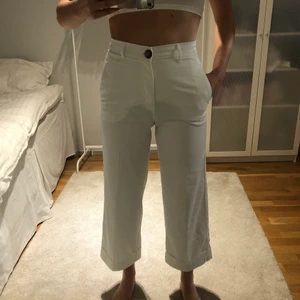 Zara byxor   - Urballa vita byxor från Zara i storlek Xs. Jag är 170cm och det är i en kortare modell. Sitter tajt vid rumpan och loose nertill. Skriv för fler frågor eller snabb affär!🤗💗