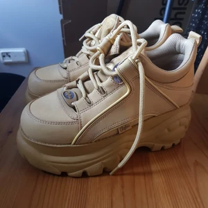 BUFFALO SKOR BEIGE - Oanvända original buffalo skor i färgen beige. Storlek 37. Säljer då jag har storlek 38. Nypris 1700!