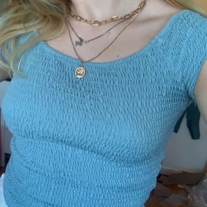 Blå topp bikbok S - Blå topp från bikbok i ryfflat material. 