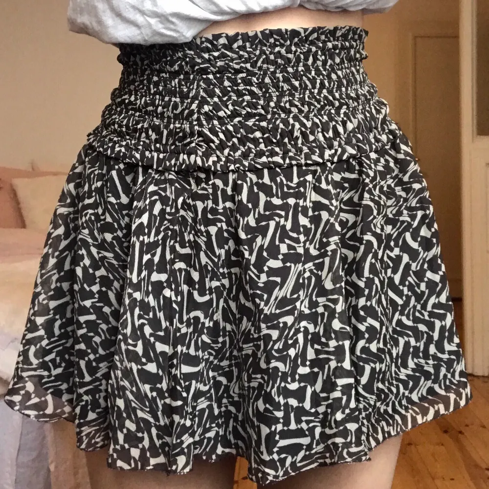 Superfin kjol i storlek 36 från H&M!🤩 Aldrig använd! Köparen står för frakten🌟💗. Kjolar.