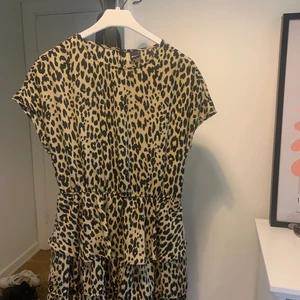 Klänning - Klänning med ballt mönster från Gina!