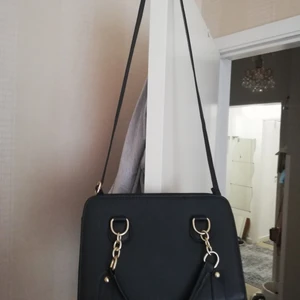 Svart fin väska - Det är en jätte fin väska som jag har använt runt 3 gånger endast. Den har inga misstag eller sår. Jag köpte den för 300 och säljer den för 150. Om ni har frågor fråga på✨