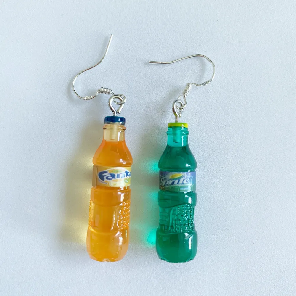 Fanta och Sprite flaskor Örhängen i nyskick, oanvända, S925 krokar 🥤 65kr/par eller 120kr för 2 pair, inklusive frakt 🦄🌈. Accessoarer.