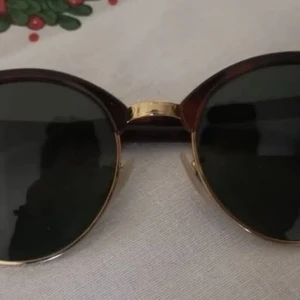 Ray-Ban clubround - Svarta Ray-Ban clubround solglasögon som passar unisex dvs både killar och tjejer och de är i väldigt bra skick och har knappt blivit använda utan endast provade. Pris kan diskuteras vid snabb affär