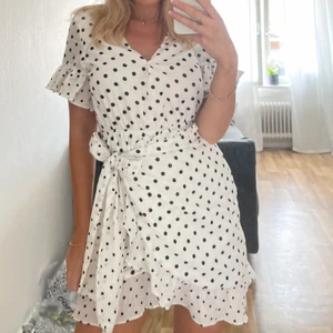 Prickig klänning - Säljer denna så fina klänning från saboskirt i strl S. Aldrig använd, endast provad. Frakt tillkommer! Kan skicka mer bilder om så önskas.