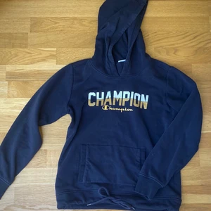 huvtröja champion - jättefin champion hoodie i mycket bra skick! ganska liten i storleken, sitter mer som en s. köptes för några år sedan⚡️👍🏻💗 frakt ingår!!