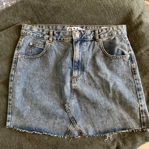 Jeanskjol från CARLINGS - Jättesnygg jeanskjol carlings. Helt oanvänd i storlek L men sitter som en M. Köptes för 399kr. 