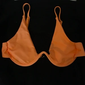 Zaful bikini - Helt ny bikiniöverdel från zaful (endast testad). I storlek M och sann till storlek, alltså den passar en M. 🧡🧡🧡