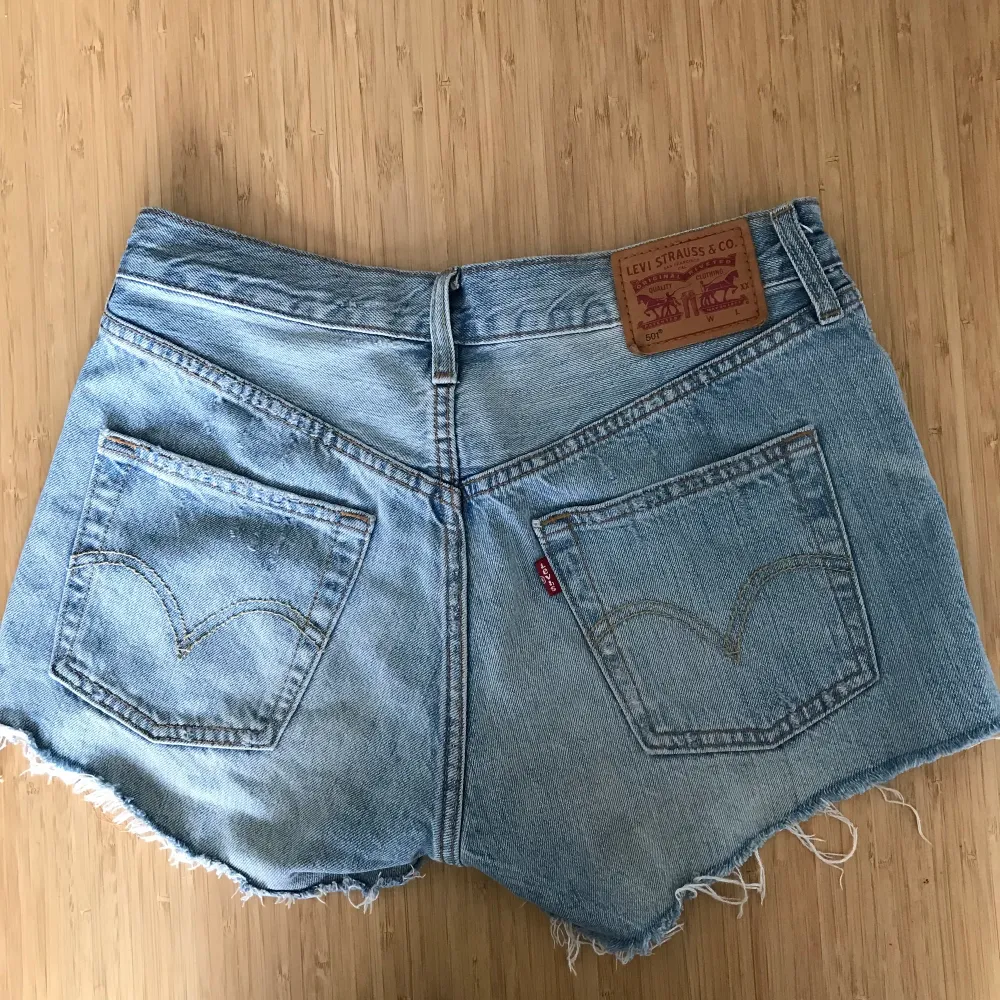 Ljusblå jeansshorts från Levis. W26. Använda ett fåtal gånger. Köparen står för frakten.. Shorts.