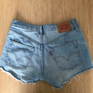 Levis 501 shorts ljusblå W26 - Ljusblå jeansshorts från Levis. W26. Använda ett fåtal gånger. Köparen står för frakten.