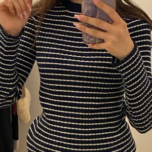 Topp//Stickat  - Säljer denna shirt för 95 kr, från Mango. Använt många gg. Storleken är M. Ni kan buda om ni vill. Kontakta mig om ni har frågor eller om ni ska köpa den hära. 