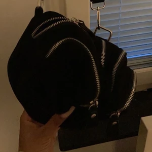 VÄSKA - Från Gina tricot, köpt ett tag sen men bara använd 2-3 gånger då de inte är min stil! 🦋🦎ordinarie pris 350, säljer för 100!