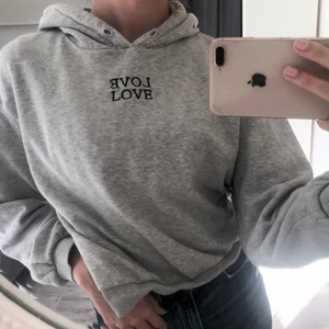 Grå hoodie - Grå hoodie från H&M i storlek M. (Saknar snöre). Säljer då den inte kommer till användning 💗