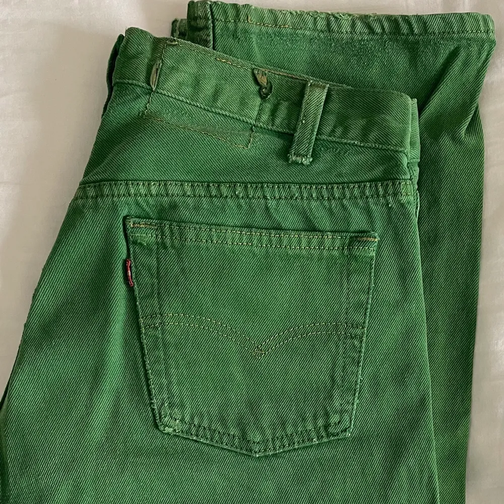 KÖP DIREKT FÖR 500kr+FRAKT. Säljer endast vid bra bud. Gröna vintage Levi’s 501 jeans i jättefint vintage skick. Dem är str 31/32 men sitter mindre, jag har storlek w25 som referens (på gränsen till förstora på mig). Dem perfekta raka och långa baggy jeansen, säljer pga pengabrist. Frakt tillkommer . Jeans & Byxor.