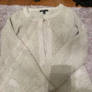 Kofta - Jätte fin beige kofta med guld glitter på, knappt andvänd och i bra skick. I storlek xs