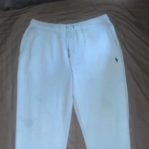 Polo tracksuit  - Såljer polo tracksuit  På grund av en av snören är sönder, sänner jag priset. 