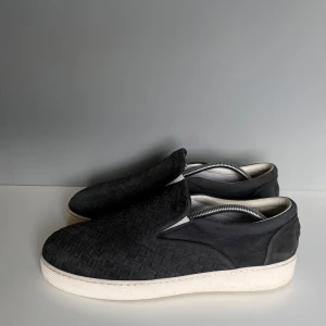 Bottega veneta slip-ons - Säljer ett par sjukt snygga Bottega veneta slip-ons i storlek 42, cond 8,5/10 mockan i väldigt bra skick! Tillkommer endast skor!