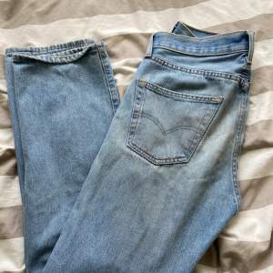 Levi Jeans 501 W 30 L 30. Helt ok använda. Finns några flaws. För fler bilder eller funderingar är det bara att fråga. Orginalpris 1099