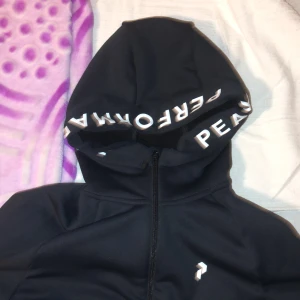 Peak performance kofta - det är en peak kofta som är i nyskick och i strlk. S