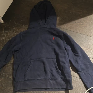  Ralph Lauren hoodie - Använd ganska många ggr men ser ganska ny ut pris kan diskuteras 