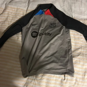 Barcelona tröja  - Säljer denna barcelona tröja för att den inte kommer till användning längre. köpt i Barcelona shopen på camp nou skick 9/10 skriv om minsta lilla fundering 