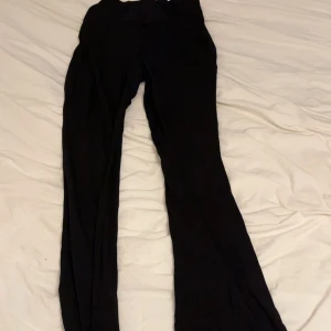 Yoga pants - Lager 157 - Aldrig använda, man kan vika dem så att de blir låg midjade eller använda högmidjade, är 163 och är lite för långt för mig passar bra för er som är minst 165 