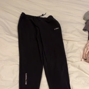 Mjukisbyxor - ICIW - Använda några gånger, kolla gärna snöret på bilden innan, väldigt bekväma bra till gymmet 