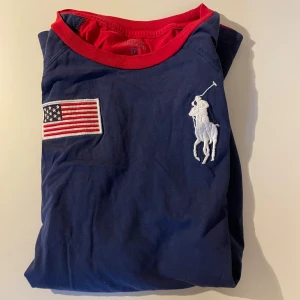 Polo t-shirt - Blå/röd Polo big logo t-shirt i bra skick! Storlek Barn XL= 163-174cm
