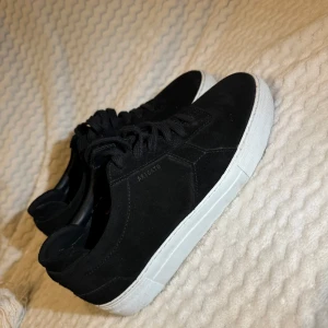 Axel arigato skor - säljer dessa näst intill oanvända skorna i nyskick, nypris 2500