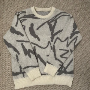 Sweatshirt - Väldigt fin och varm sweatshirt. Använd fåtal gånger, så super bra skick. Säljer den då jag inte använder den längre! Hör av er vid funderingar!