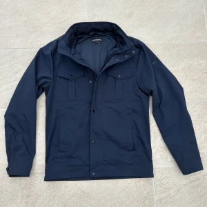 J. Lindeberg field jacket - Tjenare! Säljer min j. Lindeberg field jacka som jag köpte för något halvårsen. Den sitter lite för stort på mig som är 181 så skulle rekommendera för någon som är några cm längre. Om man har några frågor är det bara att ställa dem:)