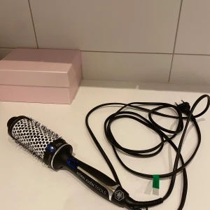 Björn Axén värmeborste 45 mm - Säljer min värmeborste från Björn Axén i storlek 45 mm. Ger assnygg blowout och perfekt volym! Har en liten defekt som inte stör (se sista bild). Fråga jättegärna för frågor, pris är diskuterbart!!💞🔥