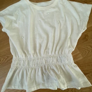 Säljer denna super fina t-shirt  - Säljs pågrund av att den inte kommer till användning. Koftan är använd Max 5 gånger och är där med i väldigt bra skick. Tröjans storlek är 128 men passar mig som ör 164