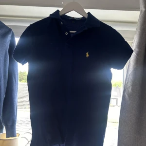 Ralph lauren pike - Ralph lauren pike i storlek s slim fit i bra skick 9/10 nypris 1300 mitt pris 450 skriv vid mer frågor 